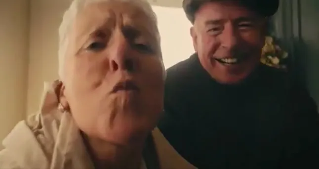 La publicité montre deux grands-parents se précipitant vers leur petite-fille pour l'embrasser et la serrer dans ses bras / Dublin Rape Crisis Centre (DRCC), publicité qui dit que les grands-parents devraient demander le consentement avant de serrer leurs petits-enfants dans leurs bras. La publicité montre une adolescente de plus en plus mal à l'aise alors que ses grands-parents tentent de la saluer avec une étreinte après avoir d'abord serré son frère dans ses bras.