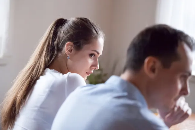 Vue arrière d'une femme offensée regardant un amant têtu refusant de se réconcilier après un combat, un couple millénaire fou ne parlant pas après une querelle, un homme évitant de regarder ou de parler à une femme après un conflit familial