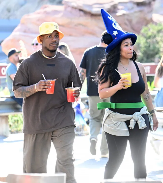 EXCLUSIF : Nouvelle Alerte Couple ! John Boyega et Tae Heckard passent une journée ensemble dans l'endroit le plus heureux du monde, Disneyland. Le couple a été vu très rapproché tout au long de la journée, profitant de nombreuses attractions du parc et a également été vu en train de prendre quelques verres. Les enfants de Tae sont venus pour la journée ainsi qu'un autre ami. John semblait très animé alors qu'il montait sur les montagnes russes de California Adventure. , John a récemment fait la une des journaux pour avoir critiqué Star Wars pour son manque de diversité. 05 avril 2025 Photo : John Boyega et Tae Heckard. Crédit photo : Ronflex / MEGA TheMegaAgency.com sales@mega.global (Mega Agency TagID : MEGA1292726_001.jpg) (Photo via Mega Agency)
